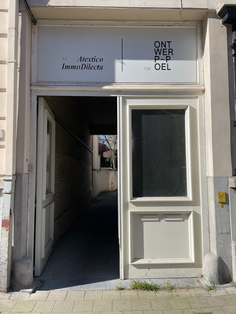 Ingang OntwerpPoel - dubbele witte poort